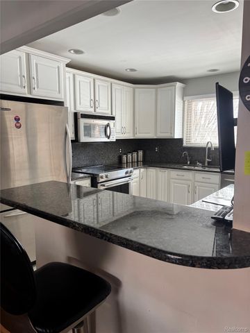 3668 Old Creek Road, Troy, MI 48084