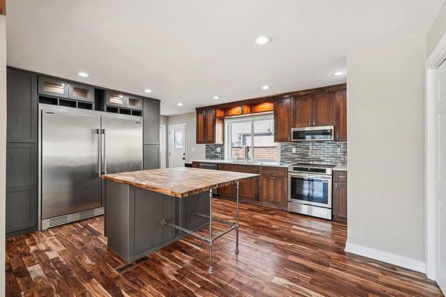 726 W Wisconsin AVENUE, Oconomowoc, WI 53066