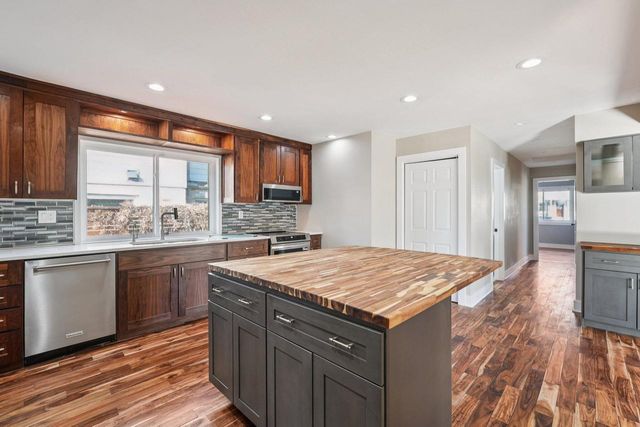 726 W Wisconsin AVENUE, Oconomowoc, WI 53066