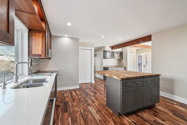 726 W Wisconsin AVENUE, Oconomowoc, WI 53066