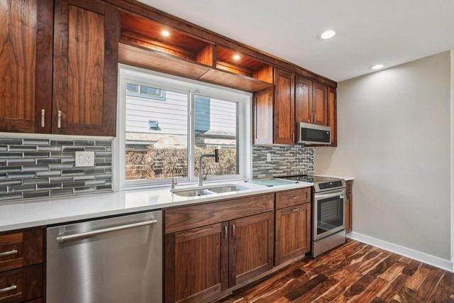 726 W Wisconsin AVENUE, Oconomowoc, WI 53066