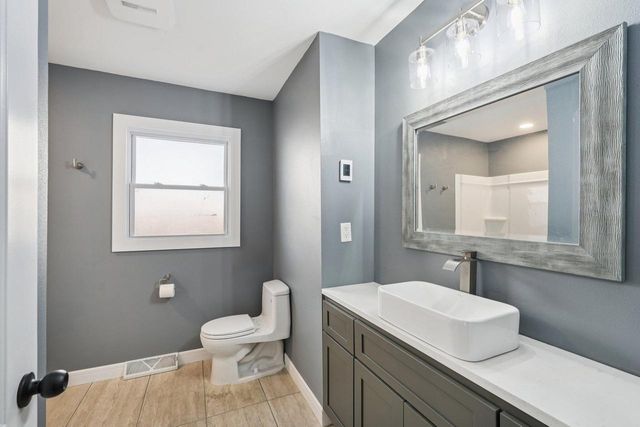 726 W Wisconsin AVENUE, Oconomowoc, WI 53066