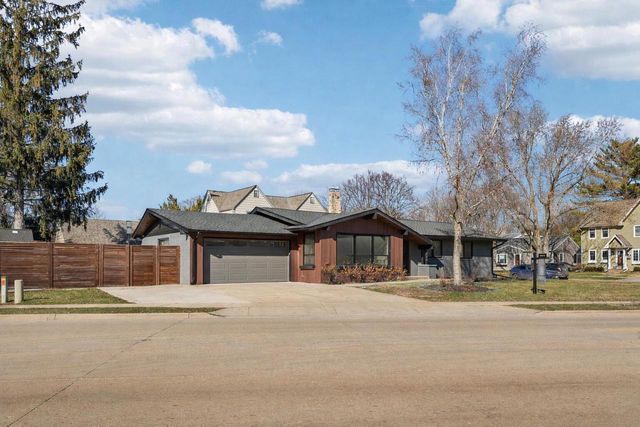 726 W Wisconsin AVENUE, Oconomowoc, WI 53066