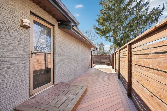 726 W Wisconsin AVENUE, Oconomowoc, WI 53066