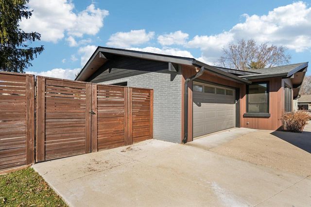 726 W Wisconsin AVENUE, Oconomowoc, WI 53066