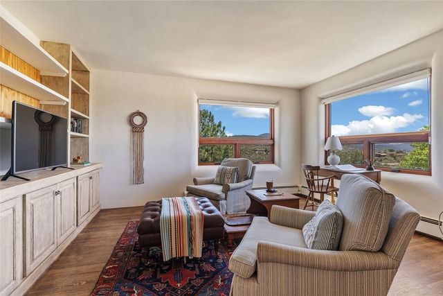 197 Circle Drive, Santa Fe, NM 87501