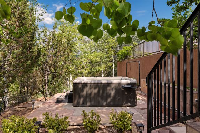 197 Circle Drive, Santa Fe, NM 87501