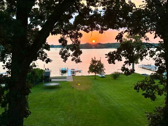 605 Lake Shore Boulevard, Wauconda, IL 60084
