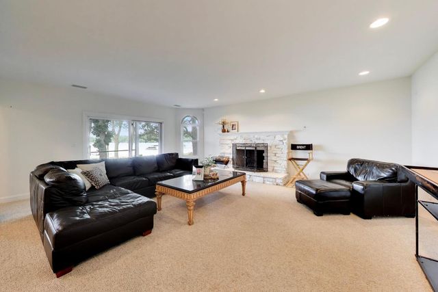 605 Lake Shore Boulevard, Wauconda, IL 60084