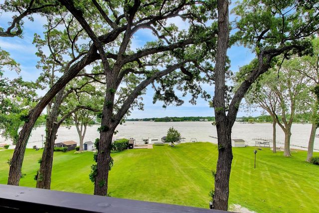 605 Lake Shore Boulevard, Wauconda, IL 60084