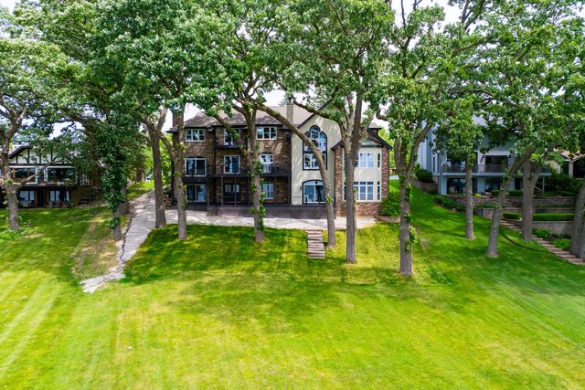 605 Lake Shore Boulevard, Wauconda, IL 60084