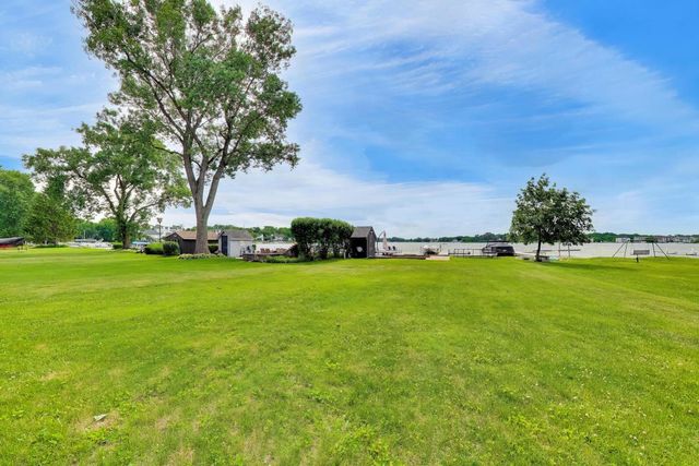 605 Lake Shore Boulevard, Wauconda, IL 60084