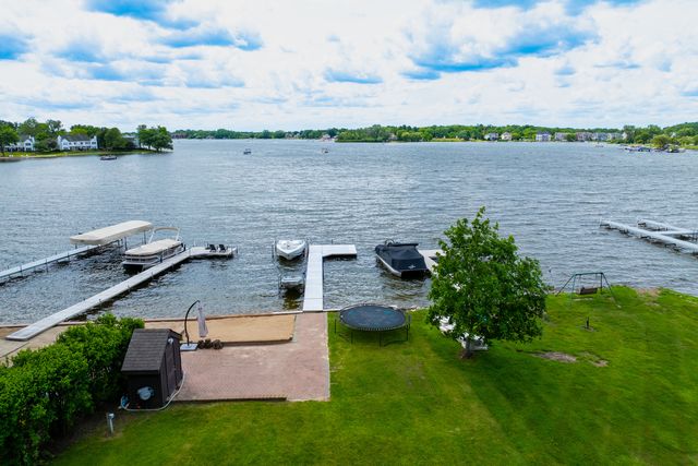 605 Lake Shore Boulevard, Wauconda, IL 60084