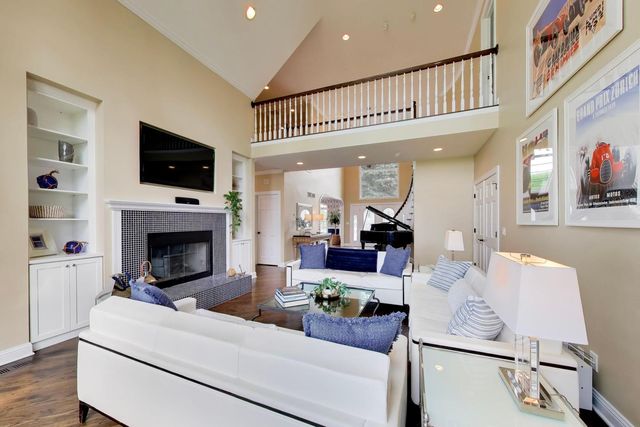 605 Lake Shore Boulevard, Wauconda, IL 60084