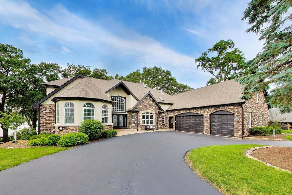 605 Lake Shore Boulevard, Wauconda, IL 60084