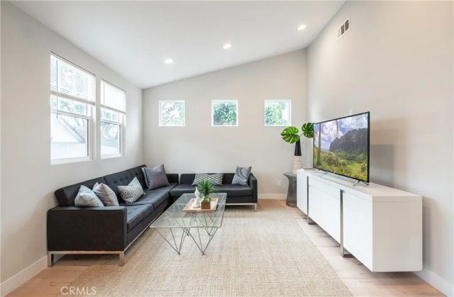 4039 Clayton Avenue, Los Angeles, CA 90027