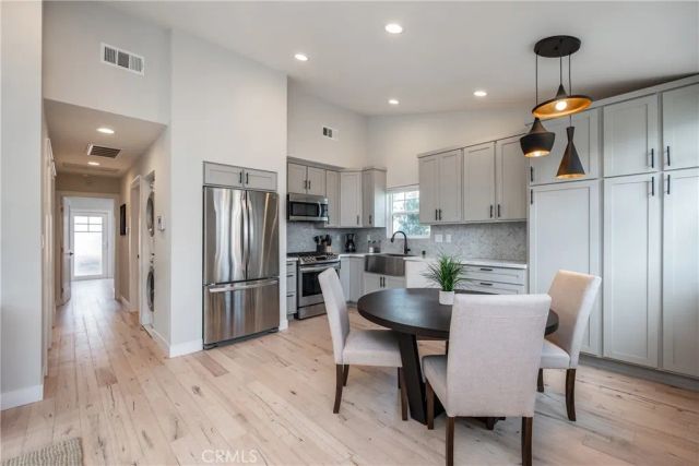 4039 Clayton Avenue, Los Angeles, CA 90027
