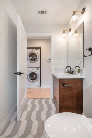 4039 Clayton Avenue, Los Angeles, CA 90027