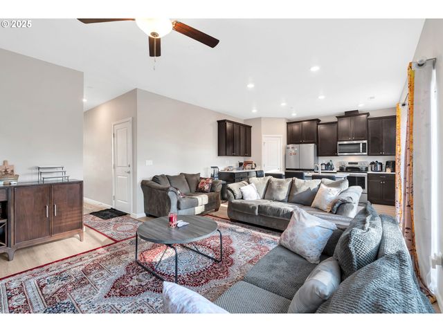 1929 Ne 100TH Cir, Vancouver, WA 98686