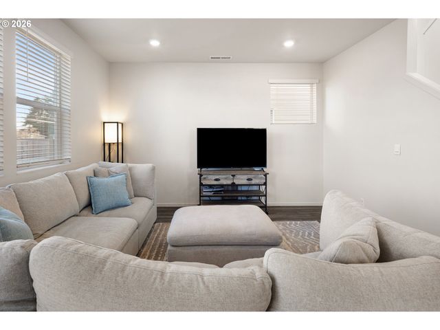 2483 30TH Pl, Springfield, OR 97477