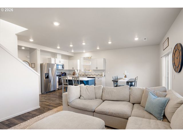 2483 30TH Pl, Springfield, OR 97477