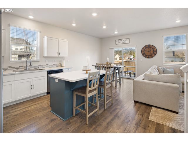 2483 30TH Pl, Springfield, OR 97477