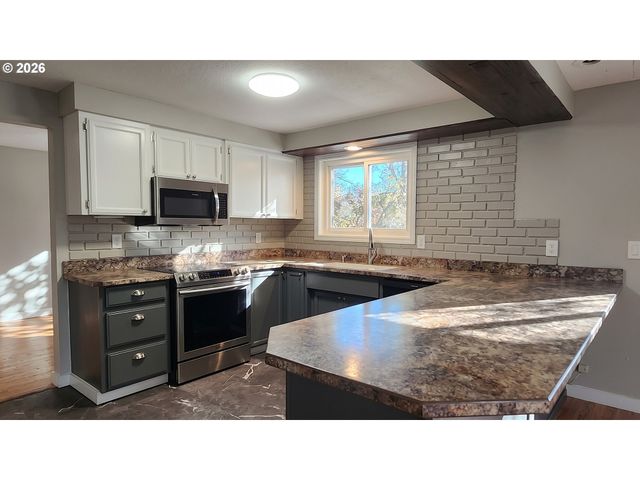 815 VALLEYWOOD Dr, Salem, OR 97306