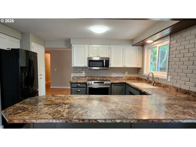 815 VALLEYWOOD Dr, Salem, OR 97306