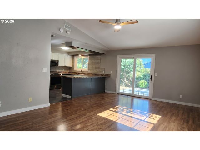 815 VALLEYWOOD Dr, Salem, OR 97306