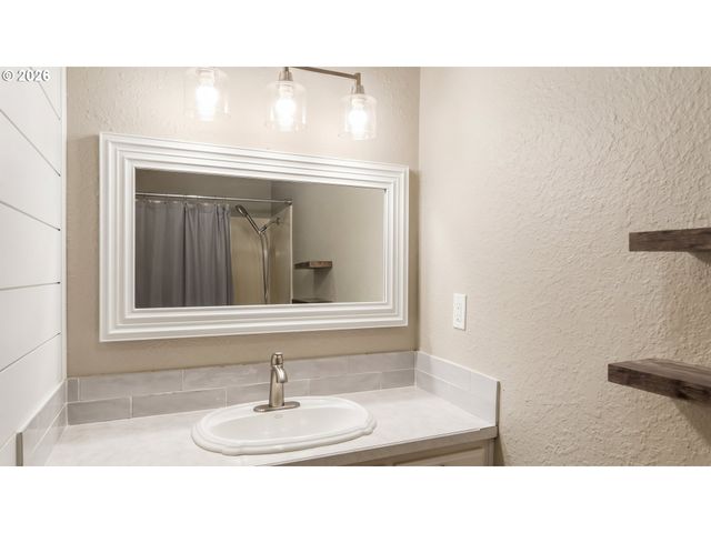 815 VALLEYWOOD Dr, Salem, OR 97306