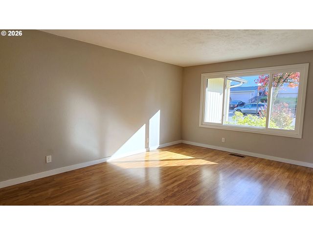 815 VALLEYWOOD Dr, Salem, OR 97306