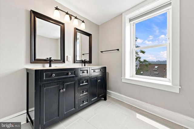 305 CARSON ST, Philadelphia, PA 19128
