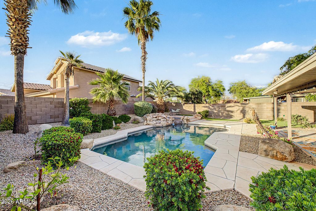 Image 23 of property listing at 4102 E ROCK WREN Road, Phoenix, AZ 85044