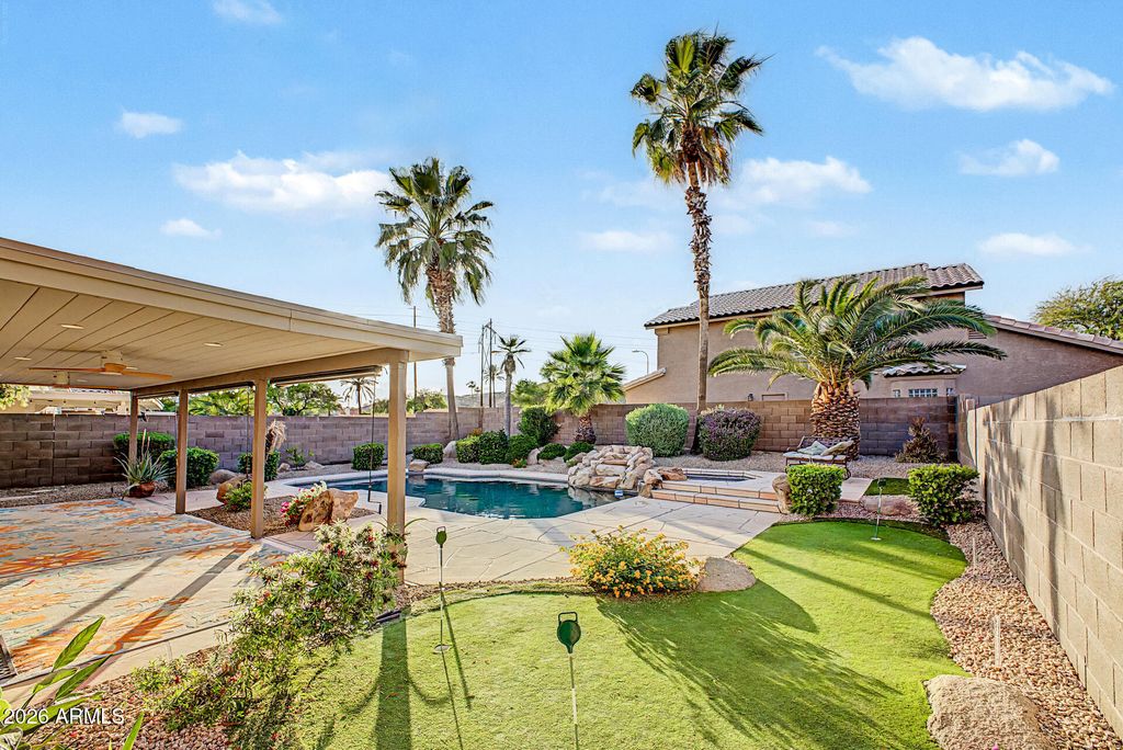 Image 25 of property listing at 4102 E ROCK WREN Road, Phoenix, AZ 85044