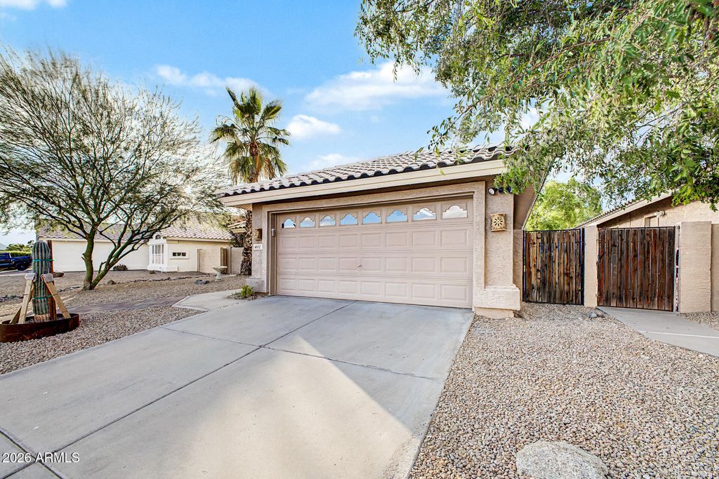 Image 4 of property listing at 4102 E ROCK WREN Road, Phoenix, AZ 85044