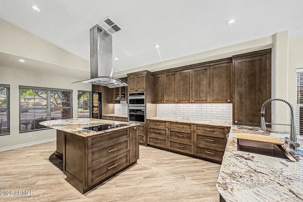 Image 8 of property listing at 4102 E ROCK WREN Road, Phoenix, AZ 85044