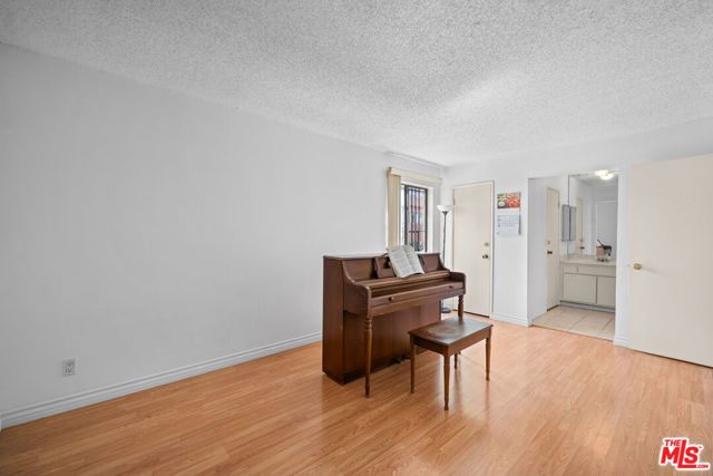 525 La Fayette Park Place 115, Los Angeles, CA 90057
