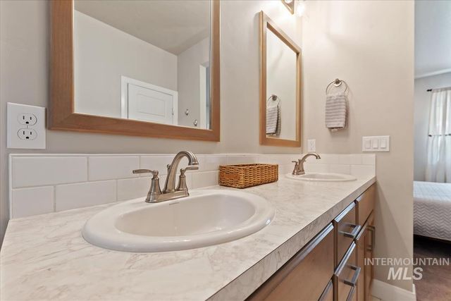 5773 W Riva Capri St, Meridian, ID 83646