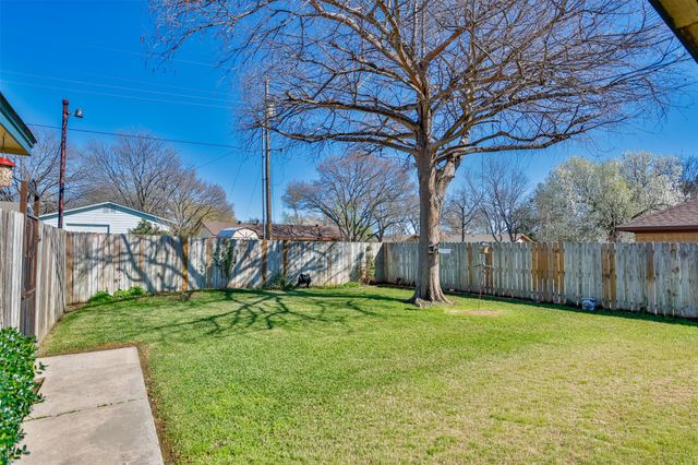 2005 Brentwood Street, Gainesville, TX 76240