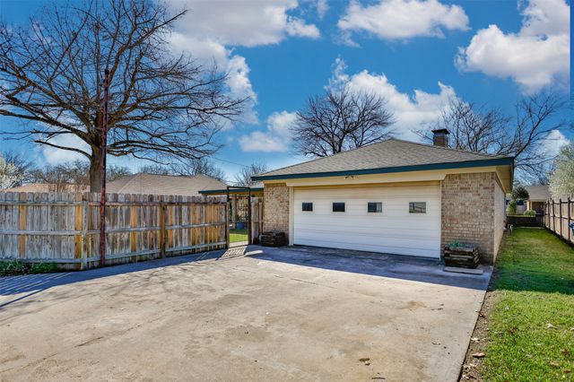 2005 Brentwood Street, Gainesville, TX 76240