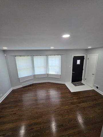 8252 S CALUMET Avenue, Chicago, IL 60619