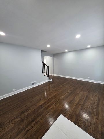 8252 S CALUMET Avenue, Chicago, IL 60619