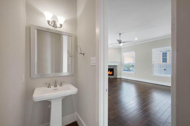 953 W 24th Street, Houston, TX 77008