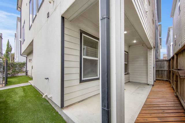 953 W 24th Street, Houston, TX 77008
