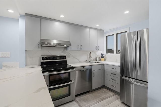 60 Brackett Pl D, Marblehead, MA 01945