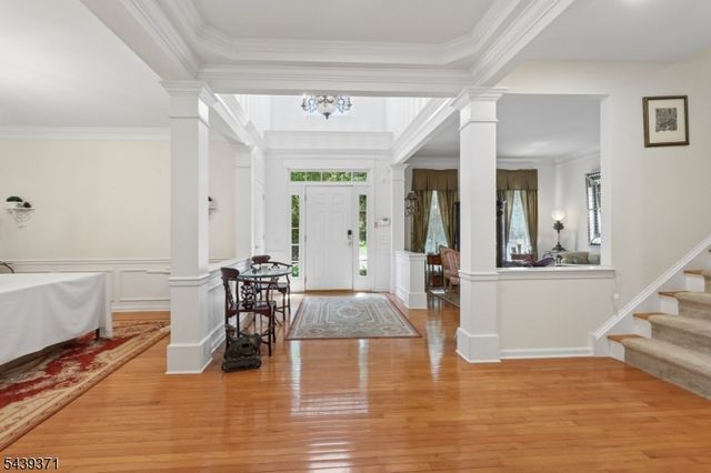 122 White Pine Ct, Paramus Boro, NJ 07652