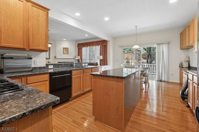 122 White Pine Ct, Paramus Boro, NJ 07652
