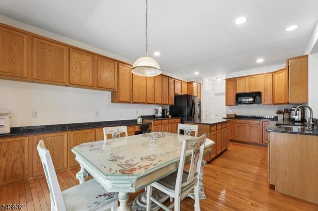 122 White Pine Ct, Paramus Boro, NJ 07652