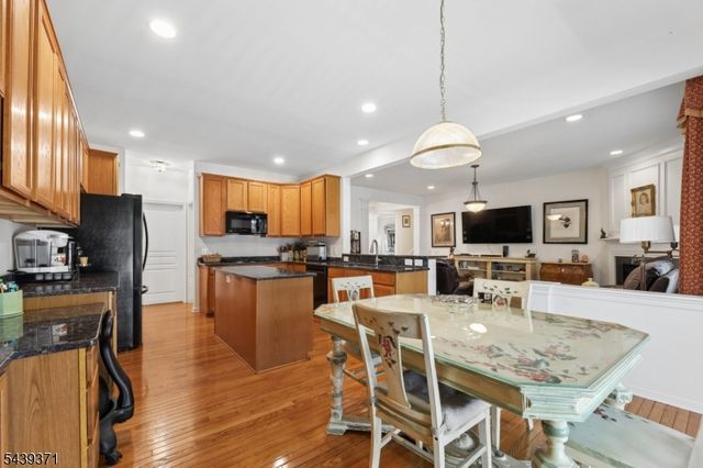 122 White Pine Ct, Paramus Boro, NJ 07652
