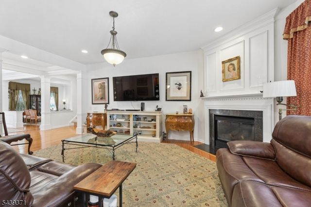 122 White Pine Ct, Paramus Boro, NJ 07652